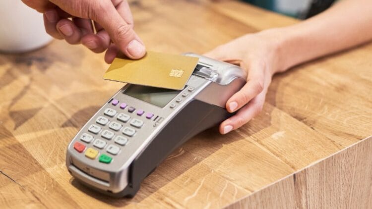 Change de devises: nouvelles facilités pour les opérations via cartes internationales