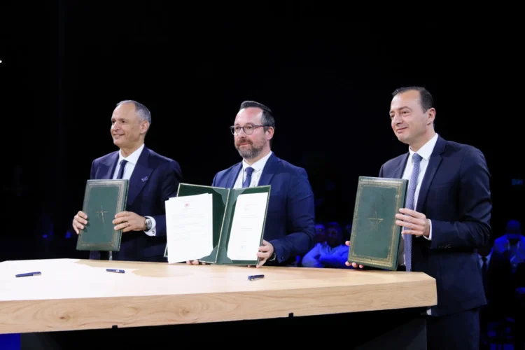 Aéronautique: signature de trois accords avec des acteurs internationaux